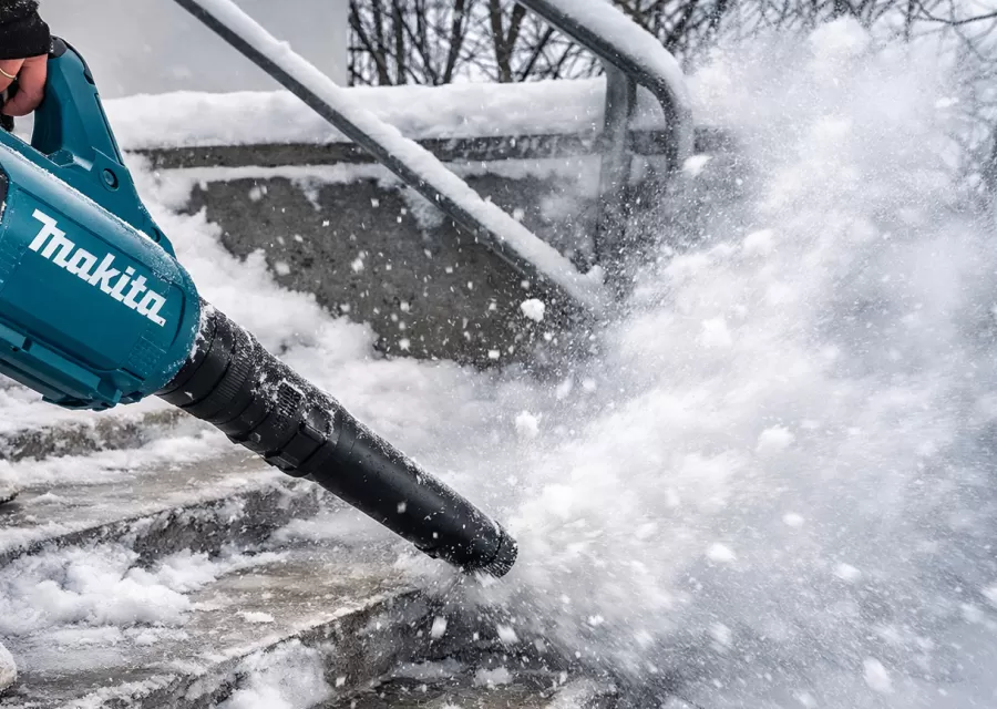 Aku fukar Makita XGT UB001GM101: odfoukne listí i lehký sníh během chvilky