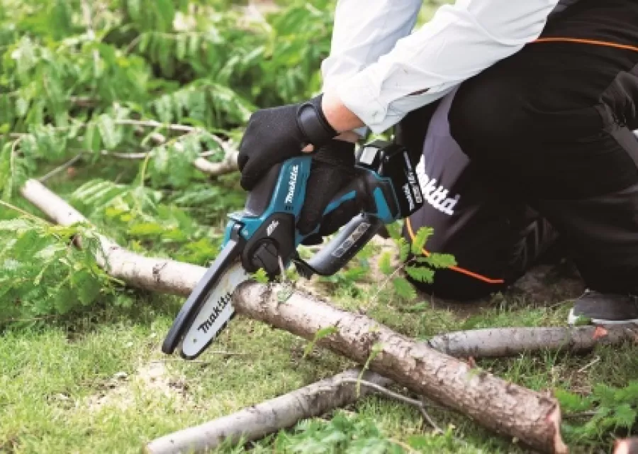 Makita DUC150SF01: malá aku pila s velkým využitím na zahradě