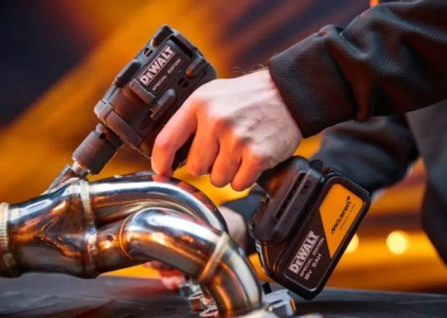 Aku rázový utahovák DeWALT DCF92MP2T v designu McLaren - Limitovaná edice