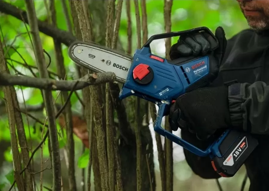 Recenze: Aku řetězová pila Bosch GKE 18V-15 (06008D7000)