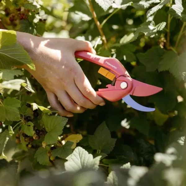 Inspiration nůžky zahradní dvoučepelové Ruby Fiskars 1003657