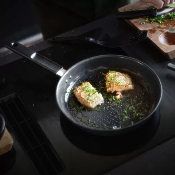 Hard Face Pánev na smažení s nepřilnavým povrchem 28 cm Fiskars 1075520