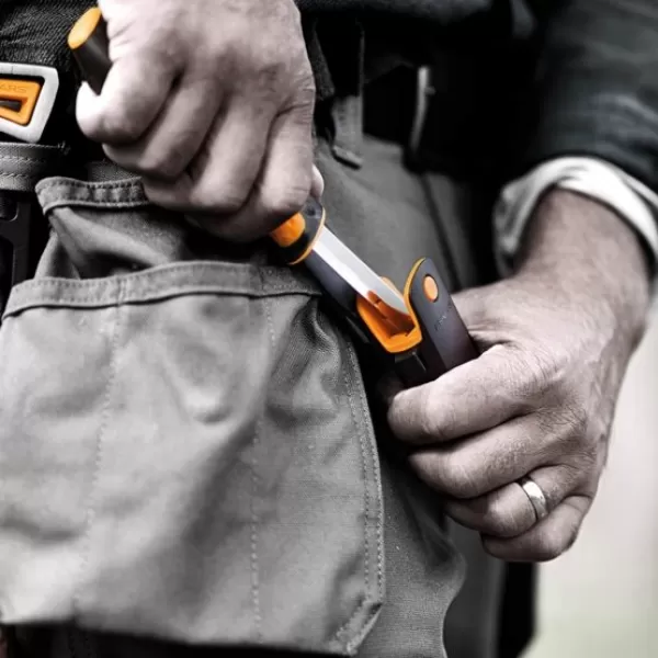 Set sekera Fiskars X28 + univerzální nůž Fiskars 1075434