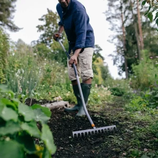 Ergonomic hrábě na půdu se zahnutou násadou Fiskars 1077112