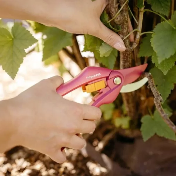 Inspiration nůžky zahradní dvoučepelové Ruby Fiskars 1003657