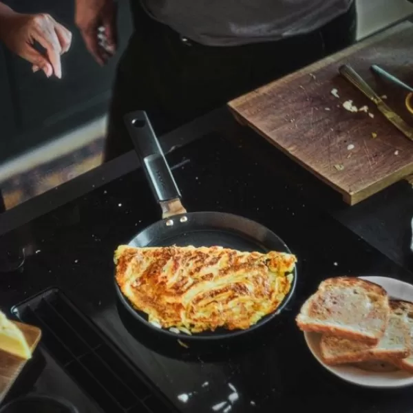 Hard Face Pánev na omelety s nepřilnavým povrchem 22 cm Fiskars 1075522