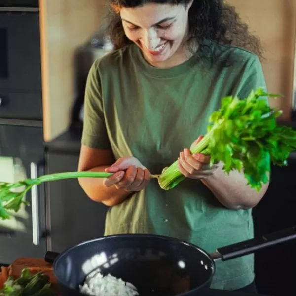 Hard Face Pánev wok s nepřilnavým povrchem 28 cm Fiskars 1075523