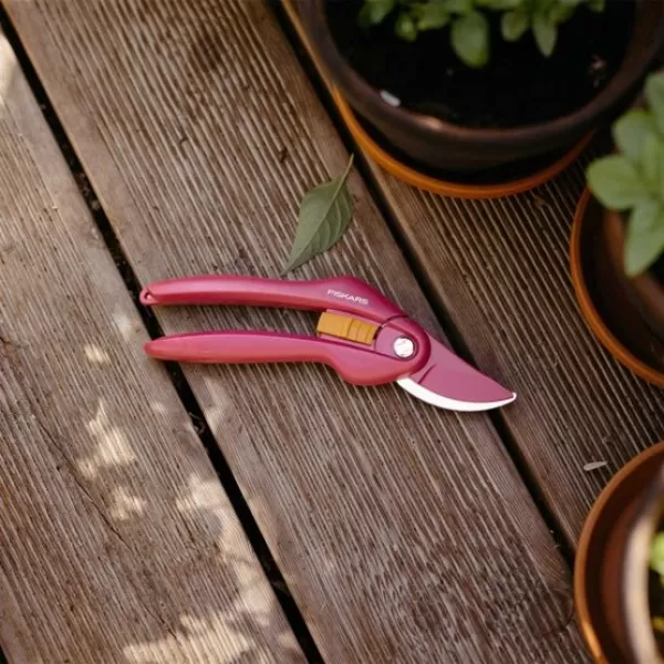 Inspiration nůžky zahradní dvoučepelové Ruby Fiskars 1003657