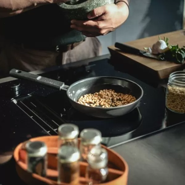 Hard Face Pánev na smažení s nepřilnavým povrchem 20 cm Fiskars 1075457