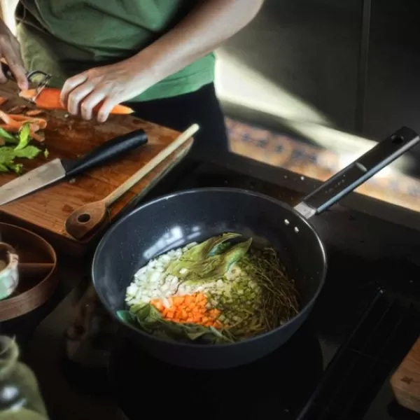 Hard Face Pánev wok s nepřilnavým povrchem 28 cm Fiskars 1075523