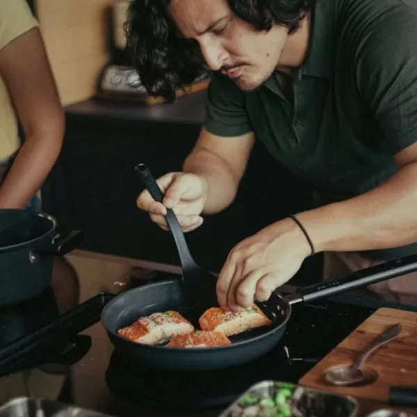 Hard Face Pánev na smažení s nepřilnavým povrchem 26 cm Fiskars 1075459