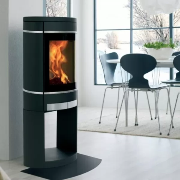 Krbová kamna s podstavcem s bočním prosklením, černé lišty SCAN 68-11 černý lak