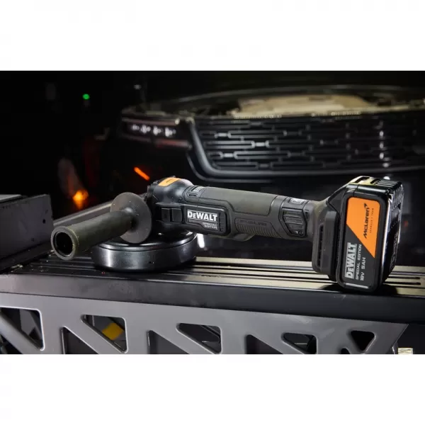 Aku úhlová bruska 125 mm 18V/2x5,0Ah McLaren DeWALT DCG45MP2T