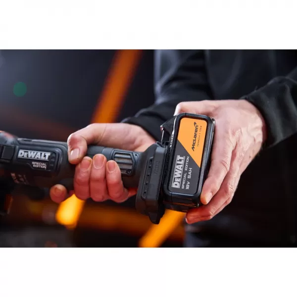 Aku úhlová bruska 125 mm 18V/2x5,0Ah McLaren DeWALT DCG45MP2T