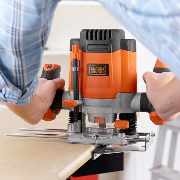 Horní frézka s příslušenstvím Black&Decker KW1200EKA