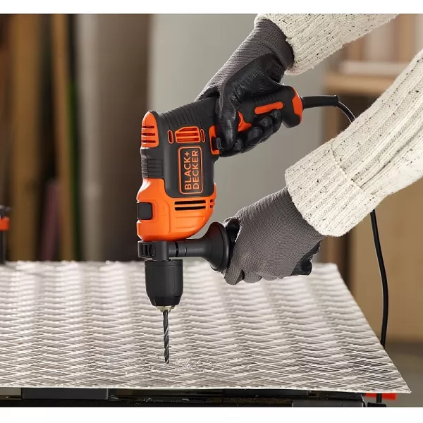 Příklepová vrtačka Black&Decker BEH710K