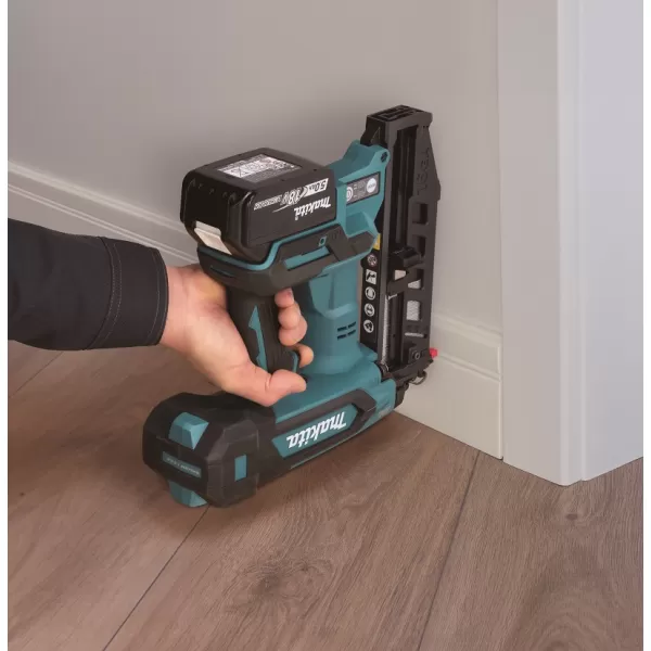 Aku hřebíkovačka Li-ion LXT 18V bez aku Makita DBN601ZJ