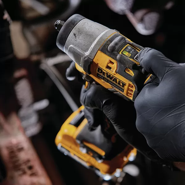 Aku rázový utahovák 12V 2x2,0Ah DeWALT DCF902D2