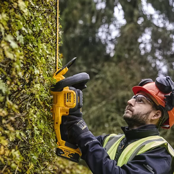 Aku bezuhlíkový plotostřih 18V 1x5,0Ah DeWALT DCMHT563P1