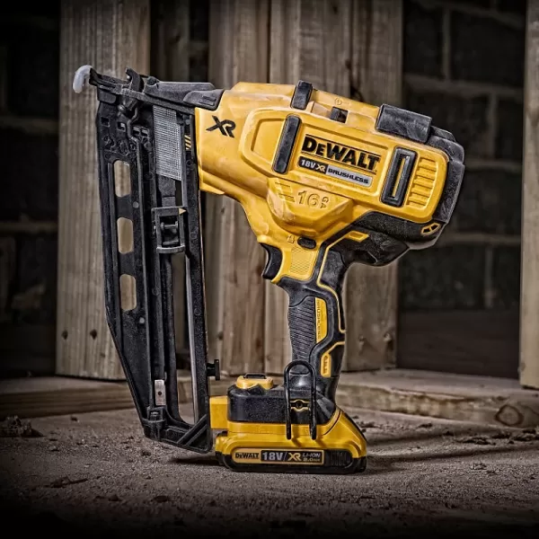 Bezuhlíková nastřelovací pistole 18 V XR Li-Ion 2x2,0 Ah DeWALT DCN660D2