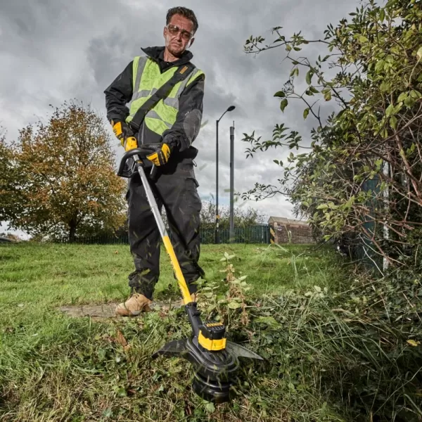 Aku strunová sekačka 18V bez akumulátoru DeWALT DCM561PBS