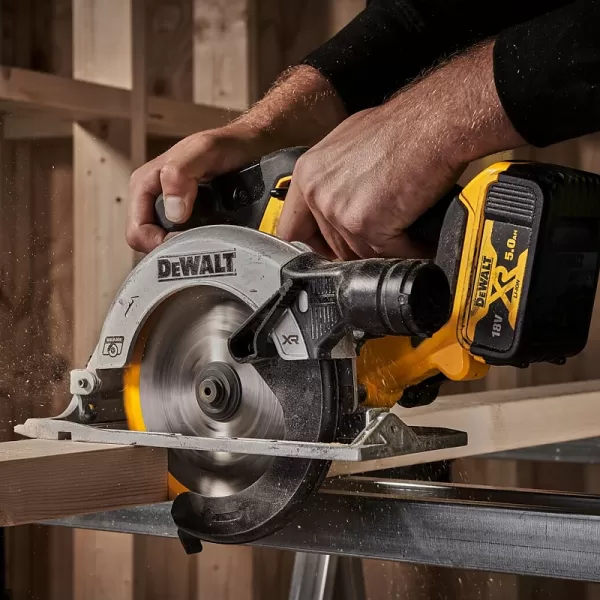 Aku kotoučová pila 165mm 18V 2x5,0Ah DeWALT DCS565P2