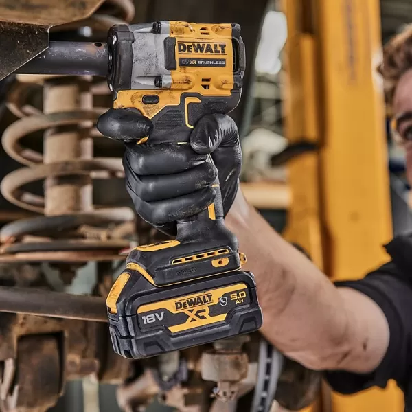 Aku rázový utahovák 18V 2x2,0Ah DeWALT DCF921D2T
