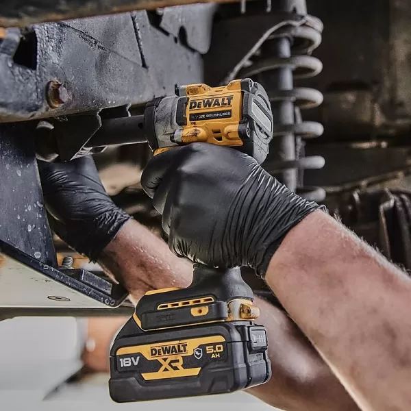 Aku rázový utahovák 18V 2x2,0Ah DeWALT DCF921D2T