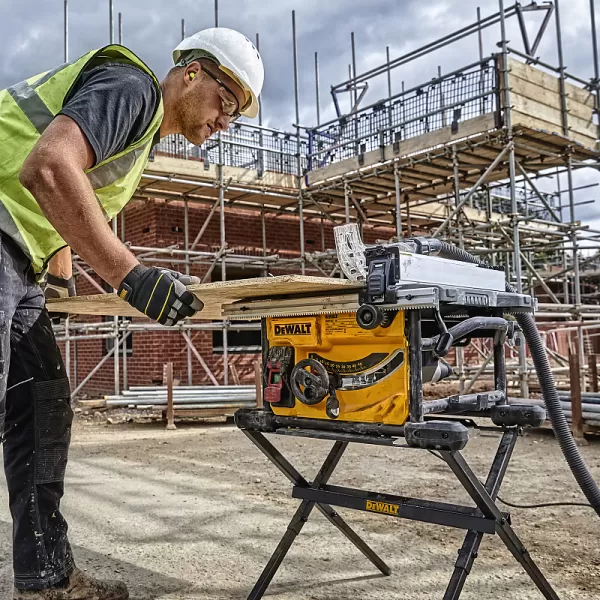 Stolová kotoučová pila s plynulým nastavením úhlu DeWALT DWE7485