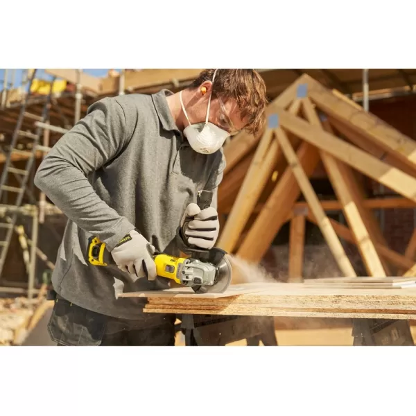 Aku úhlová bruska 125 mm 18V/1x4,0Ah STANLEY FATMAX V20 SFMCG710M1T