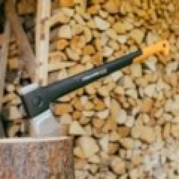 Set sekera Fiskars X28 + univerzální nůž Fiskars 1075434