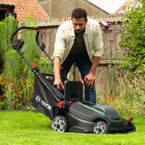Aku sekačka 18V 2x4,0Ah Bosch Rotak 18V2-43