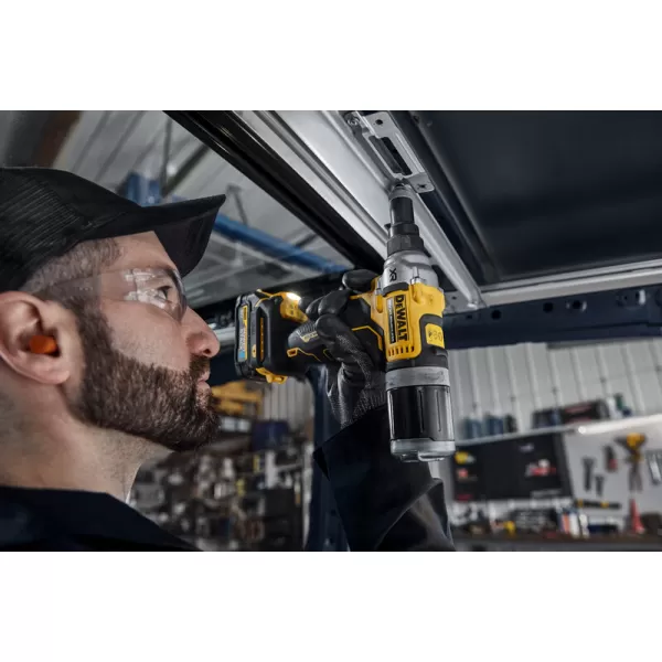 Aku nýtovačka pro nýty od 4,8 mm do 6,4 mm 18V 2x1,7Ah DeWALT DCF414E2GT