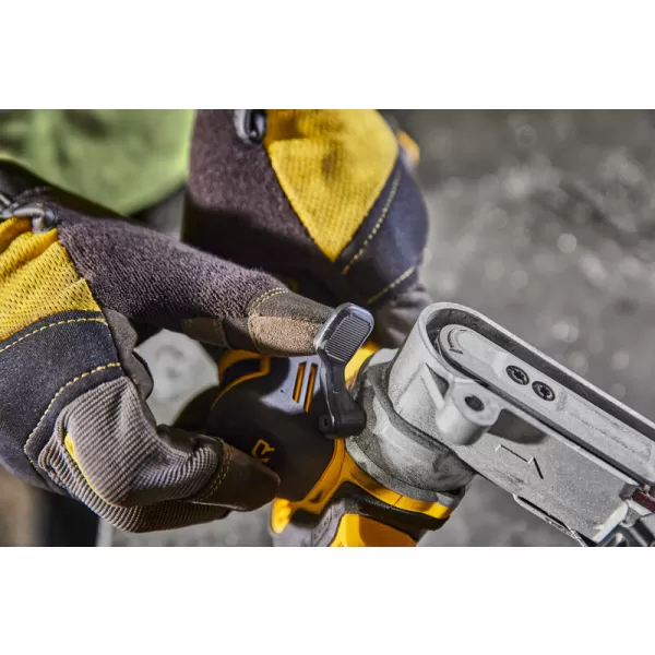 Aku prstová bruska POWERSTACK 18V 2x1,7Ah DeWALT DCM200E2T