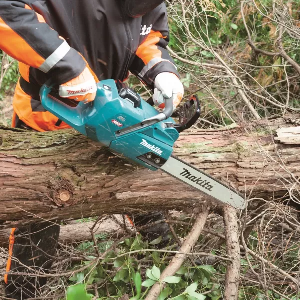 Aku řetězová pila 350 mm Li-ion XGT 40V bez aku Makita UC011GZ