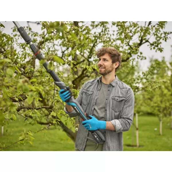 Aku teleskopické nůžky na větve HighCut 250/18V 1x2,0Ah P4A - sada Gardena 14774-20