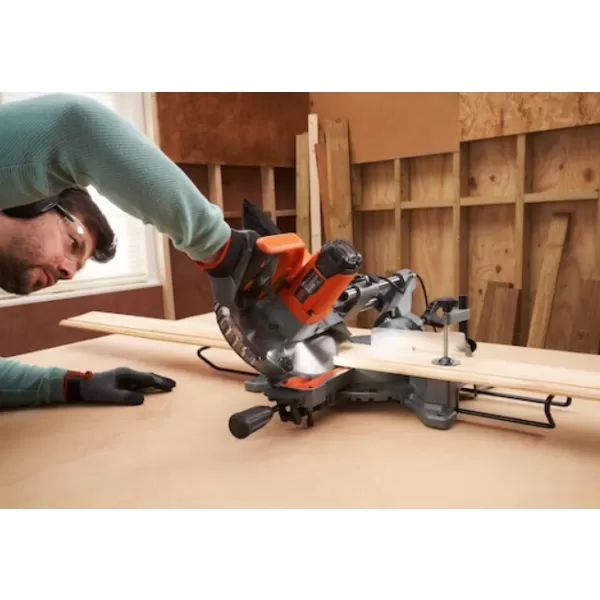 Posuvná pokosová pila 216mm Black&Decker BES701