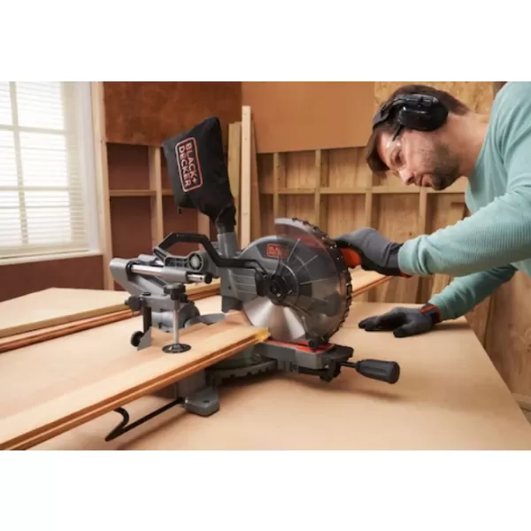 Posuvná pokosová pila 216mm Black&Decker BES701