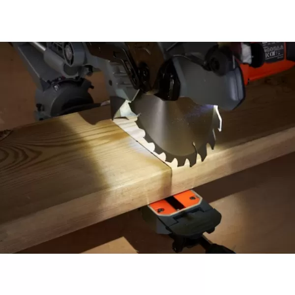 Posuvná pokosová pila 216mm Black&Decker BES701