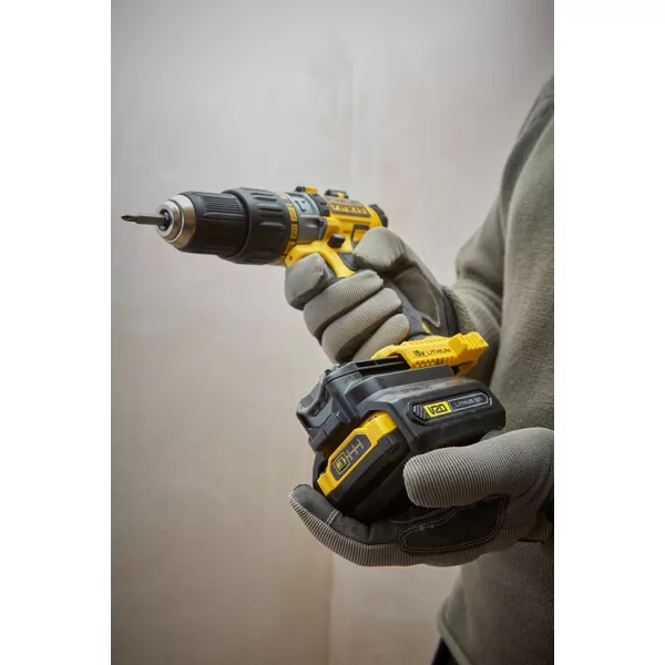 Akumulátor V20 18V 2,0Ah a nabíječka 2A Stanley FatMax SFMCB121D1