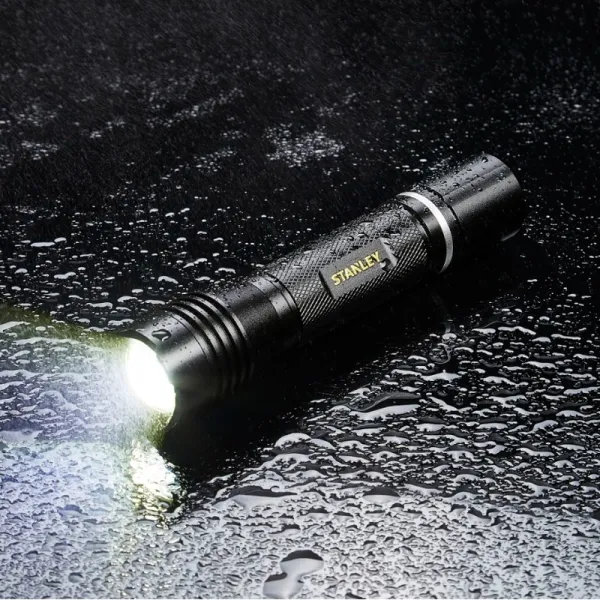 LED ruční svítilna 650 lm s nastavitelným ohniskem Stanley SXLS50104E