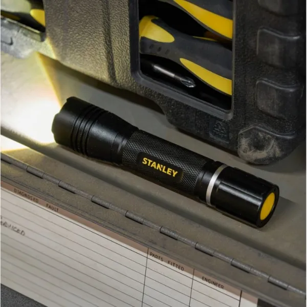 LED ruční svítilna 650 lm s nastavitelným ohniskem Stanley SXLS50104E