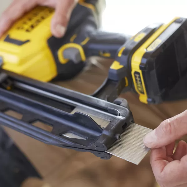 Aku hřebíkovačka V20 18V 2x2,0Ah Stanley FatMax SFMCN616D2K