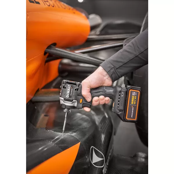 Aku rázový utahovák 1/4" 18V/2x5,0Ah limitovaná edice McLaren DeWALT DCF85MP2T