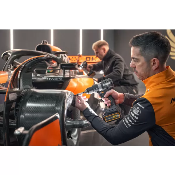 Aku příklepová vrtačka 18V/2x5,0Ah limitovaná edice McLaren DeWALT DCD85MP2T